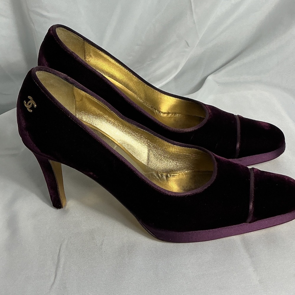 Chanel Purple Velvet Platform Pumps CC Logo Gold Insole Heels Size 36 Italy
